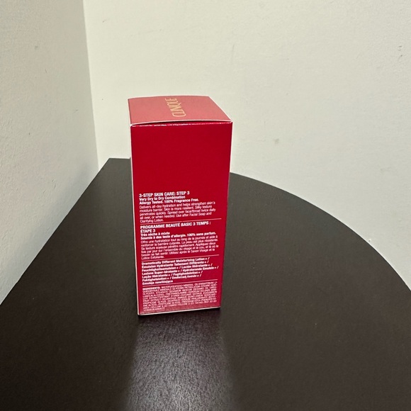 SPECIAL EDITION CLINIQUE DRAMATICALLY DIFFERENT MOISTURIZING LOTIO… - Picture 9 of 10